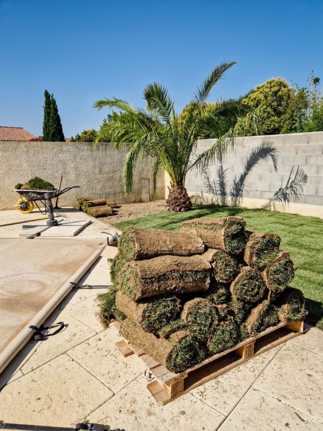 Aménagement paysager à Ancône : Installation de gazon en plaque pour un jardin verdoyant et accueillant