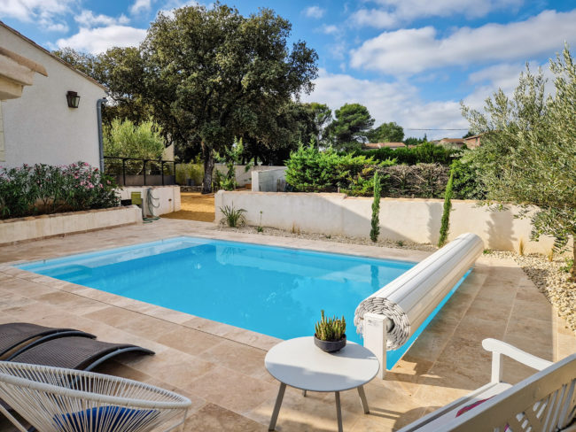Chantier d'aménagement de piscine complet par Guillon Frères : une piscine étincelante entourée d'une terrasse impeccable, de plantations verdoyantes et de détails paysagers soignés.